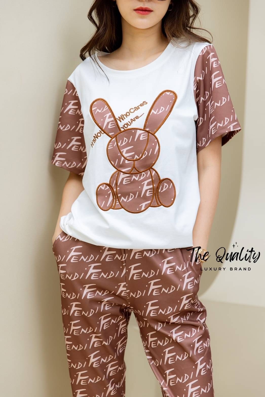 พร้อมส่ง!!! New collection Fendi งานป้ายปักโลโก้เสื้อผ้ายืดกระชับได้ผ้าดีมาก ใส่สบาย กางเกงยืดกระชับใส่เย็นผ้าดีมาก มีกระเป๋า 2 ข้างใส่สบาย รีบจัดแนะนำเลย การันตีคุณภาพดีสุด 10/10 lable Dior