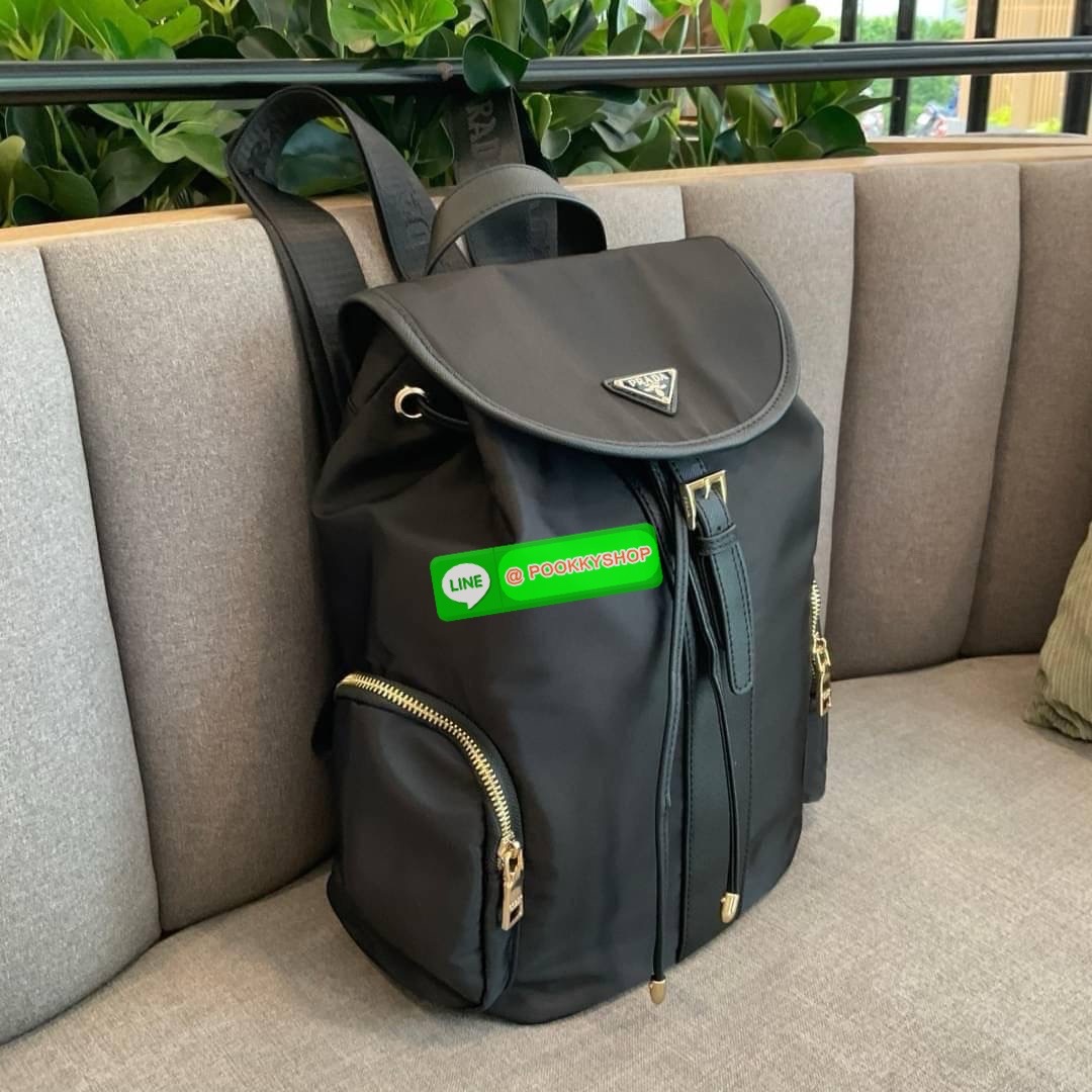NEW ARRIVIAL กระเป๋าเป้ทรงสวย Prada Nylon Backpack With Pocket วัสดุผ้าไนล่อน กันน้ำเนื้อหนาอย่างดี ใบนี้ ดีไซต์สวยเก๋ เป้แบบหูรูด ทรงสวยน่ารัก อะไหล่ทองทั้งใบ เปิดปิดด้วยกระดุมแม่เหล็ก ด้านข้างมีกระเป๋าอีก 2 ช่อง ด้านในมีป้ายโลโก้บุด้วยผ้าแบรนด์หนาอย่างด