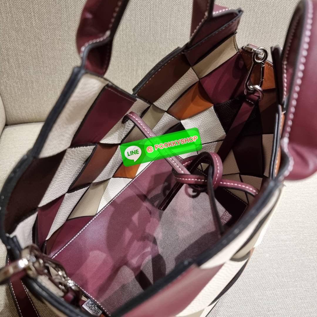 LOEWE SURPLUS LEATHER WOVEN BASKET BAG IN CLASSIC CALFSKIN ใหม่ล่าสุดและสวยที่สุด กระเป๋าสะพานที่ถักทอด้วยความปราณีต โดดเด่นด้วยสีที่จับมาคอนทราสได้ลงตัว ใบใหญ่จุได้แบบเน้นๆ วัสดุหนังวัวแท้เต็มใบ หรูเลิศ ปากกระเป๋ามีสายหนังสำหรับผูกรวบปากกระเป๋า ภายในโล่ง