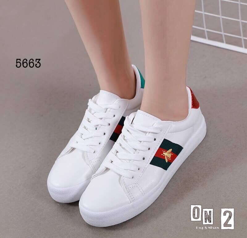 Sneakers style ผ้าใบแบบผูก สไตล์กุชชี่ White New Ace Sneakers ทรงนี้เป็นทรงที่ใส่ได้เรื่อยๆคะ สีขาวแมทช์ง่ายเข้ากับชุดเท่ห์ๆ ของสาวได้เยอะ งานเกรดดีราคาย่อมเยา เป็นอีกคู่ที่ควรมีติดไว้นะคะ