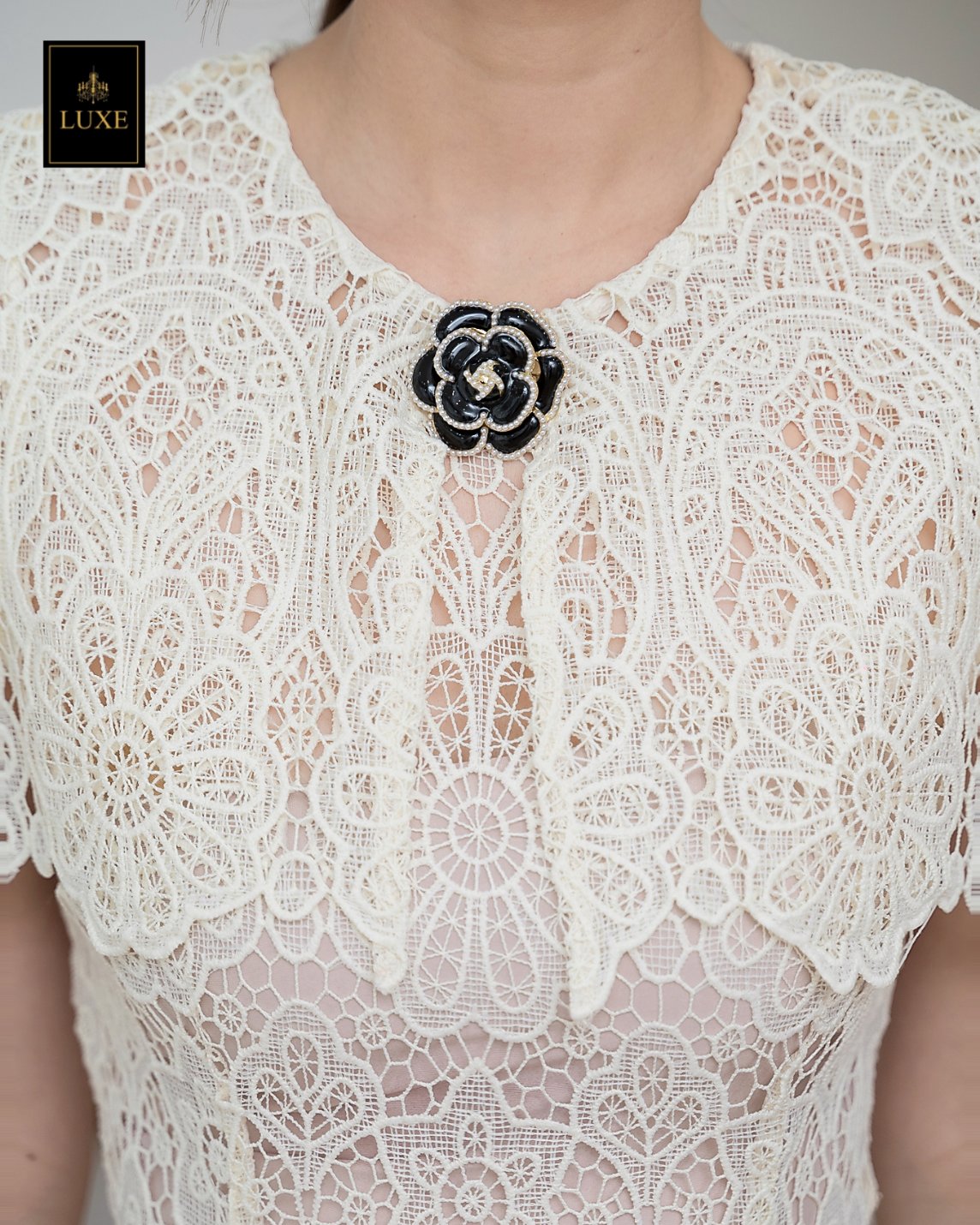 เสื้อแฟชั่น เสื้อลูกไม้ทรงเข้ารูป ดีไซน์เป็นเสื้อคลุมไหล่ในตัว ทำจากผ้าลูกไม้คอตตอนโครเชต์