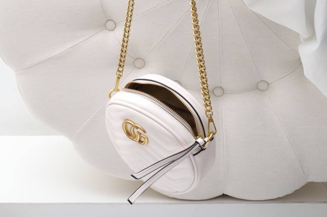 CG marmont รุ่นนี้ขายเท่าไหร่ก็ไม่เคยพอ ฮิตกันยาวๆเลยค่า กระเป๋าทรงกลมงานดีอะหลั่ยสวย เนี๊ยบไปเลยค่ะ