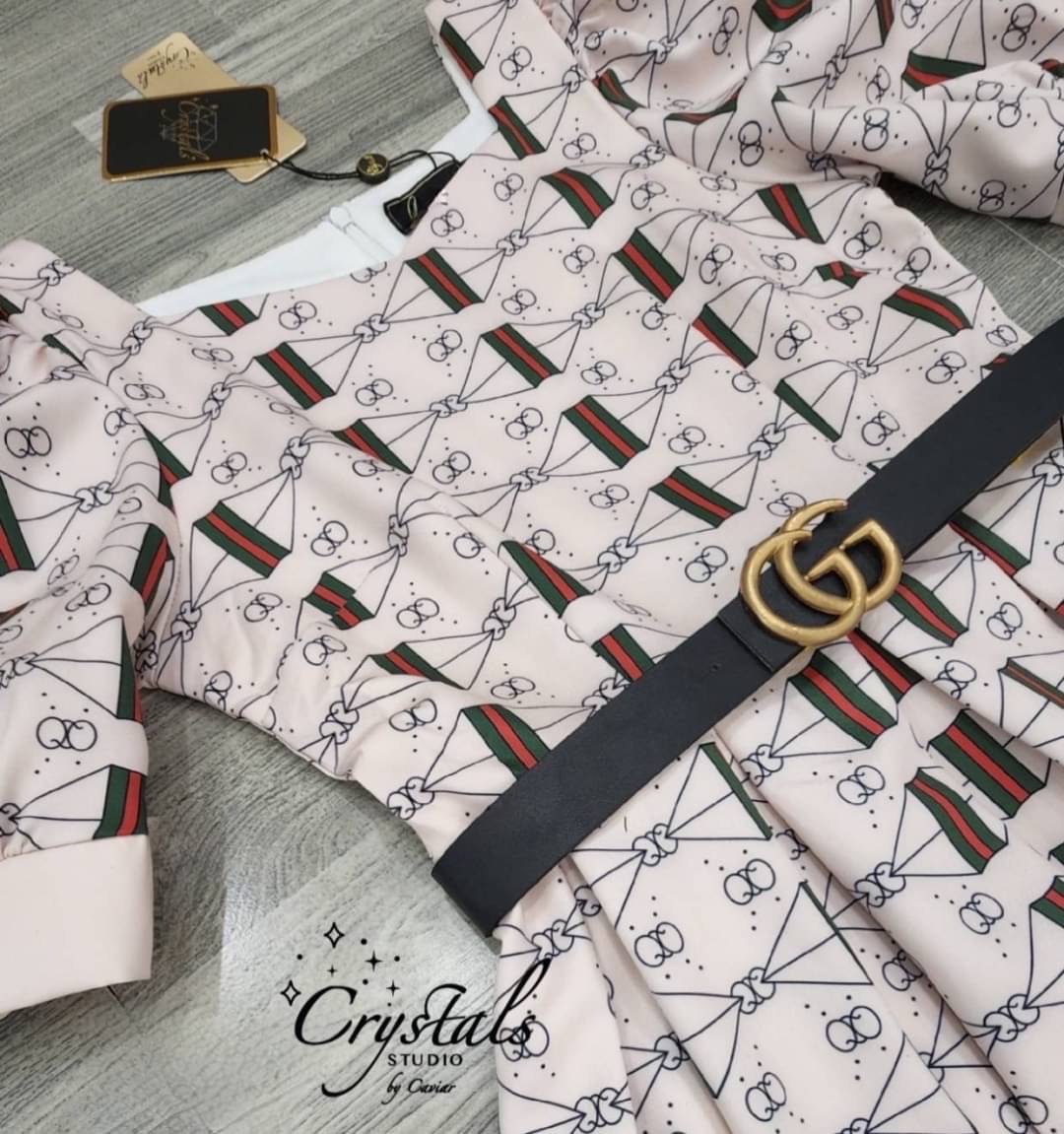 เป็นชุดที่บอกเลยว่าใส่ได้หลากหลายโอกาสแน่นอนค่ะ กับงานเดรสคอเหลี่ยม แขนตุ้กตา ช่วงเอวเก็บทรงสวย กระโปรงยาวเย็บจับจีบใหญ่รอบตัว จัดพร้อมเข็มขัดGCหัวสีทองตามรูป ด้วยดีเทลและคัตติ้งสุดพรีเมียม เนื้อผ้าพิมพ์ลายที่เป็นแบบเฉพาะจากเรา รับรองว่าไม่ซ้ำใครแน่นอน สี