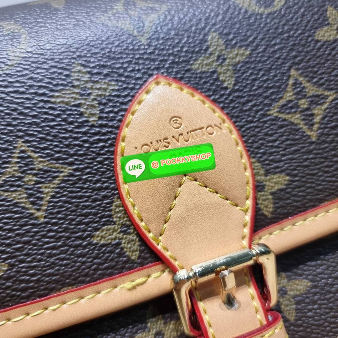 LV DIANE BAG 🔆 Details กระเป๋ามัลติฟังก์ชั่นสุดคุ้มจากเคาน์เตอร์ dutyfree ที่ดีไซน์ออกมาน่ารักน่าใช้มากๆ มีสายมาให้ถึง 2 แบบ สายหนังคล้องไหล่ได้ และสายสปอร์ตครอสบอดี้ได้ ปรับเปลี่ยนใช้ตามลุคแต่ละวันได้เลย