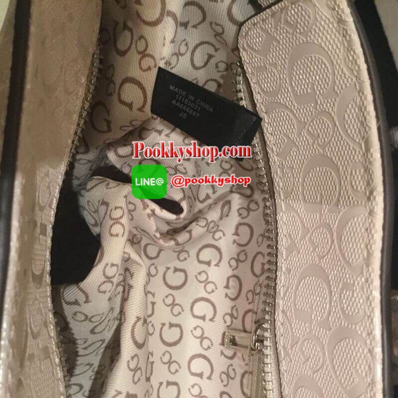 GUESS DELANEY TOTE BAG กระเป๋าทรง shopping วัสดุหนังแก้วเงาสวย น้ำหนักเบา ด้านหน้าประดับด้วยโลโก้แบรนด์สุดหรู เปิดปิดกระเป๋าด้วยซิปสะดวกใช้ ด้านในโล่งกว้าง มีช่องซิปและช่องเล็กสำหรับใส่ของ ซับในลายแบรนด์ รุ่นนี้มาพร้อมสายสะพายยาวปรับได้ ถอดได้ จะใช้แบบสะพ