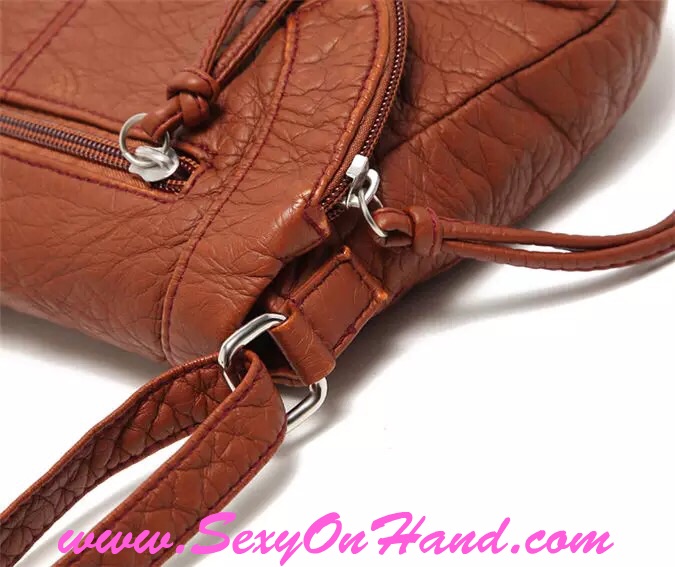 กระเป๋าสะพายข้าง กระเป๋า BRand AEROPOSTALE เนื้อนุ่ม ลื่น สีน้ำตาล สายปรับระดับได้คะ สินค้าหลุดโรงงาน จำนวนจำกัดคะ