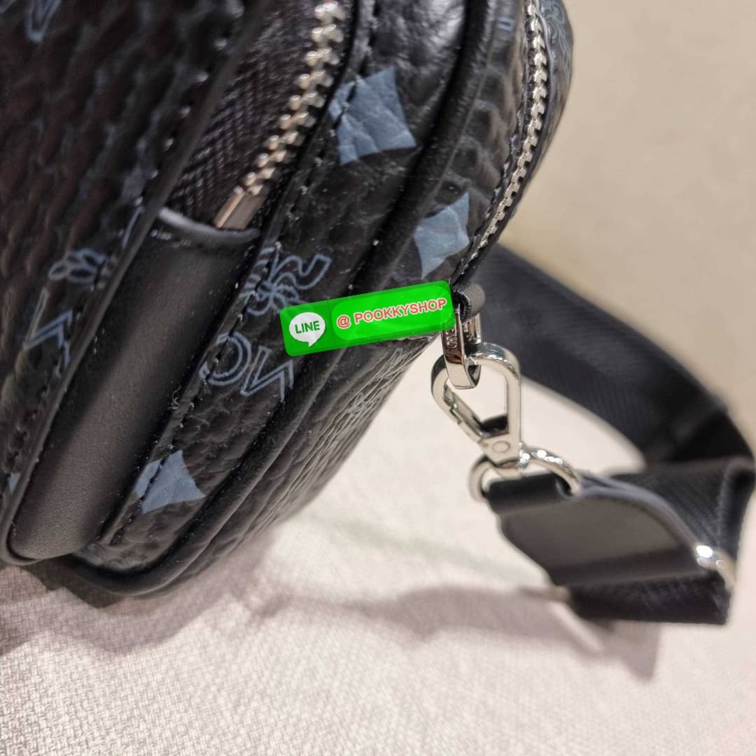 MCM X-MINI KLASSIK CROSSBODY BAG IN VISETOS รุ่นยูนิเซ็กส์มาแล้วจ้า!! ไซส์นี้ใช้ได้ทั้งหนุ่มๆสาวๆไปเลย กระเป๋าสะพายข้างทรงครอสบอดี้ ใบเล็กขนาดกะทัดรัด วัสดุหนังแคนวาสคุณภาพดี มีช่องหลัก 2 ช่อง ภายในมีช่องย่อยให้ 1 ช่อง มาพร้อมสายสะพายสปอร์ตที่ดีไซน์หรูไม่
