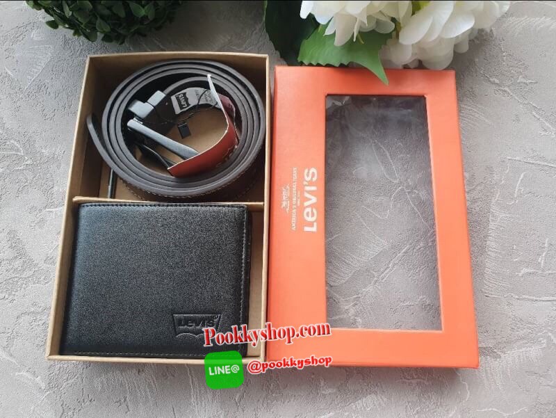 NEW ARRIVAL!! LEVI’S REAL LEATHER BELT & WALLET VALUE PACK ซื้อ1ได้ถึง2ใบ! เซทสุดคุ้ม! ได้ทั้งกระเป๋าสตางค์พับสองตอนและเข็มขัด วัสดุหนังวัวแท้ กระเป๋าสตางค์ปั้มโลโก้ด้านหน้า ภายในมีช่องใส่บัตร ช่องใส่ธนบัตร 2 ช่อง แยกเป็นสัดส่วน เข็มขัดด้านหนึ่งสีดำอีกด้า