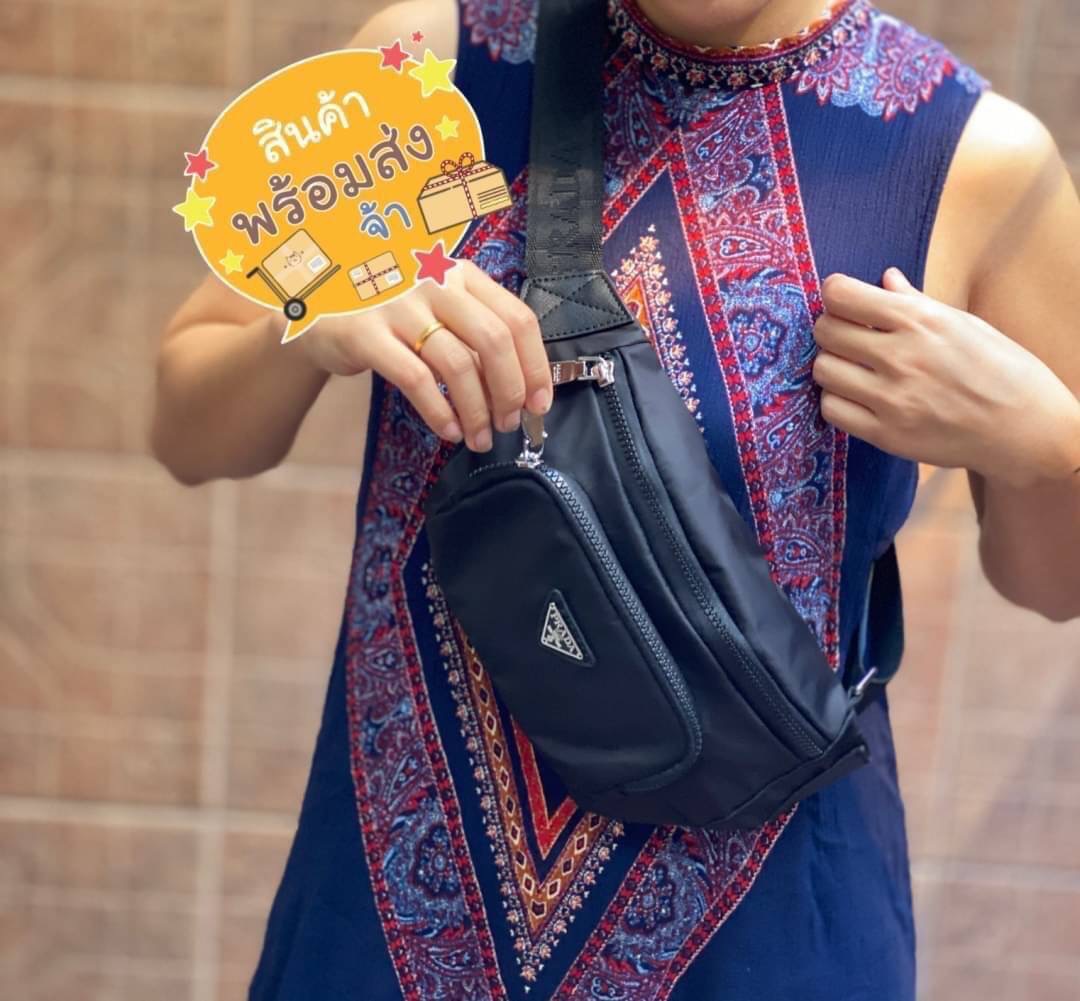 พร้อมส่งค้าา กระเป๋าคาดอก จากแบรนด์ Prada วัสดุทำจากผ้าNylon อย่างหน้า อยู่ทรงสวยเลยคะ ขนาดกะทัดรัด ใส่มือถือ บัตรเครดิต ได้เหลือๆ ด้านหน้ามีช่องซิปแยกให้คะ ด้านในบุผ้าลายแบรนด์อย่างดี มีป้ายโลหะแบรนด์ พร้อมช่องใส่ของแยกอีกด้วยคะ อะไหล่เงินทั้งใบ รุ่นนี้แ