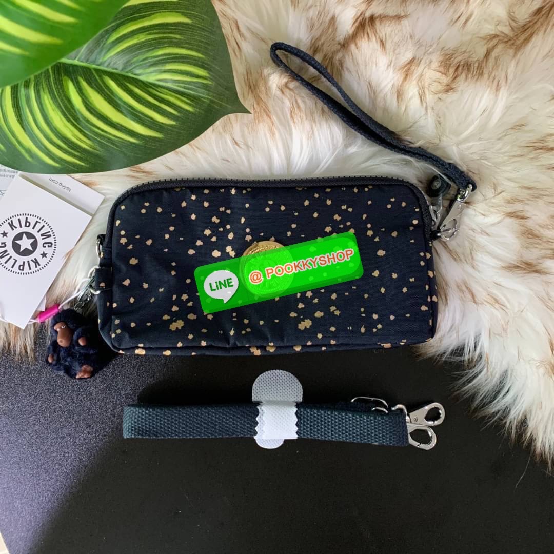 KIPLING 3 Monkey program Seoul up clutch & sling bag กระเป๋าคล้องมือ หรือ สะพายข้าง ขนาดเล็ก วัสดุ Nylon & Polyester 100% ใช้งานได้ 2 รูปแบบ มีสายสลับเปลี่ยนได้ทั้งแบบคล้องมือหรือสะพายข้าง เปิด-ปิดด้วยซิป ช่องหลักโล่ง มีช่องใส่บัตรด้านข้าง 6 ช่อง และช่องด