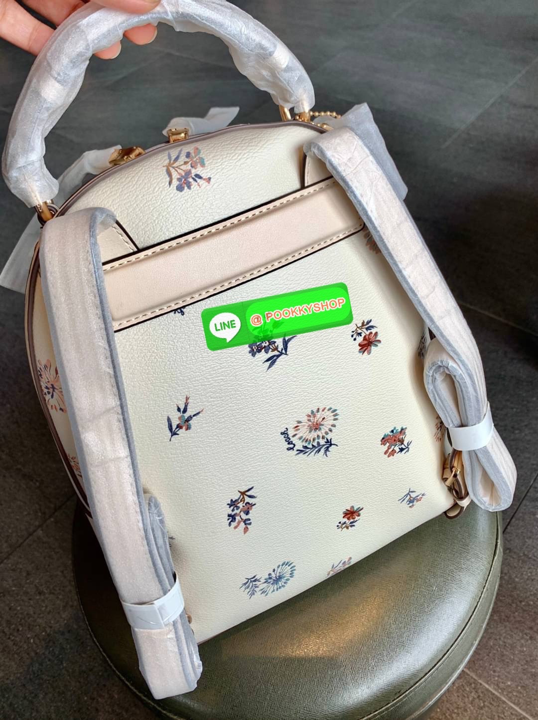 NEW IN! COACH JORDYN BACKPACK ((C1804//3011)) ไม่มียังไงไหว ต้องบอกว่าน้องสวยมากๆค่า! กระเป๋าสะพายหลังแบบมีหูหิ้ว หนังแแท้สวยค่ะ ❤️ทั้งใบปริ้นลายดอกไม้ สวยเด่ด สะดุดตาเลยทีเดียวค่ะ ด้านหน้ามีช่องซิปใส่มือถือหรือของจุกจิกลงไปได้ค่ะ เปิด-ปิดกระเป๋าแบ
