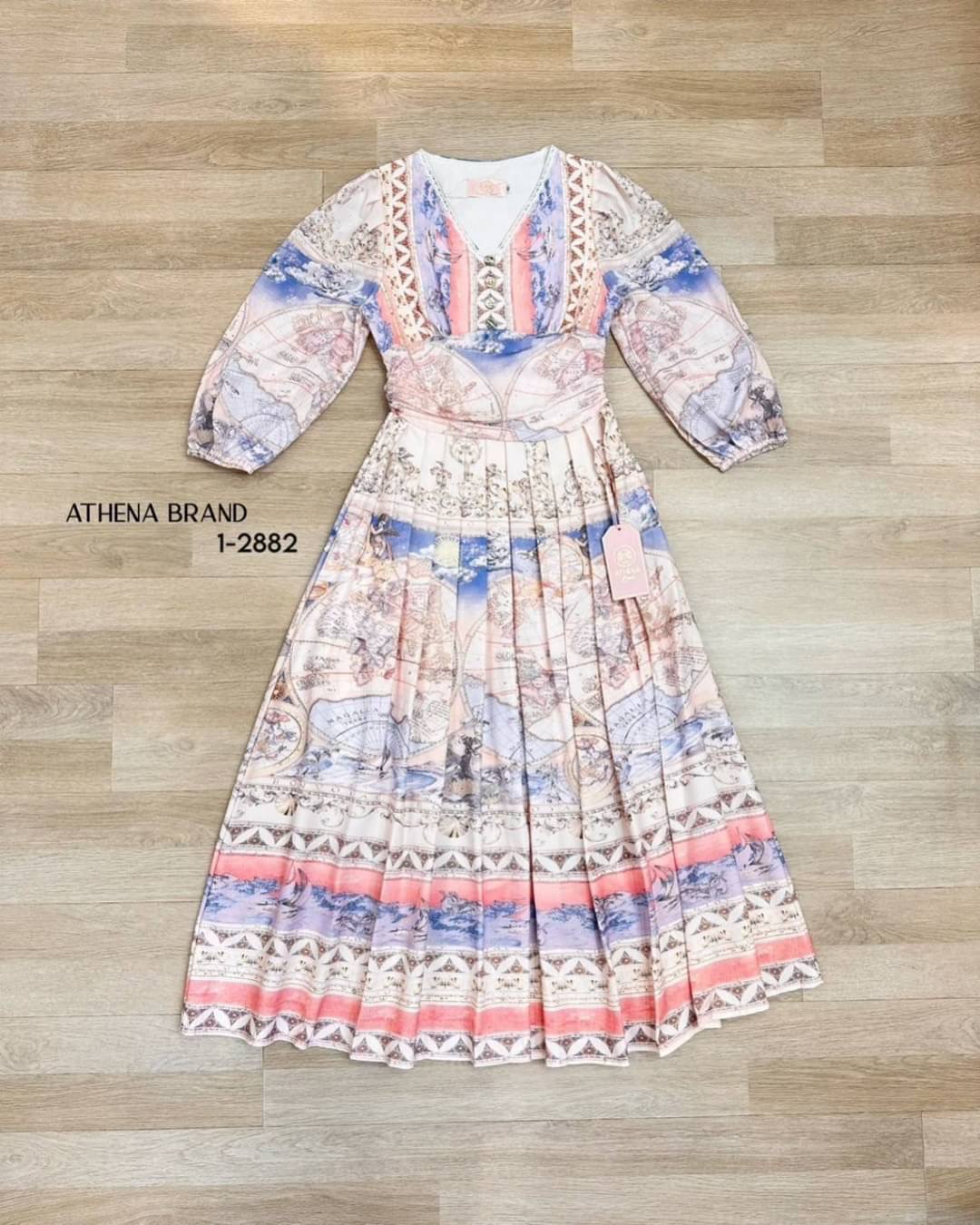 Maxi Dress พิมพ์ลายวินเทจสไตล์มาในโทนสีสุดละมุน ดีไซน์คอวีแขนยาวพองจั๊มพ์ มีกิมมิคตกแต่งกระดุมและลูกไม้หวานๆ ตัวเดรสเย็บจับจีบ มาพร้อมกับซับในและซิปด้านข้าง ผ้าเริ่ด คีพลุคเจ้าหญิงเจ้าใจ ใส่แล้วสบายผิวสุดๆ