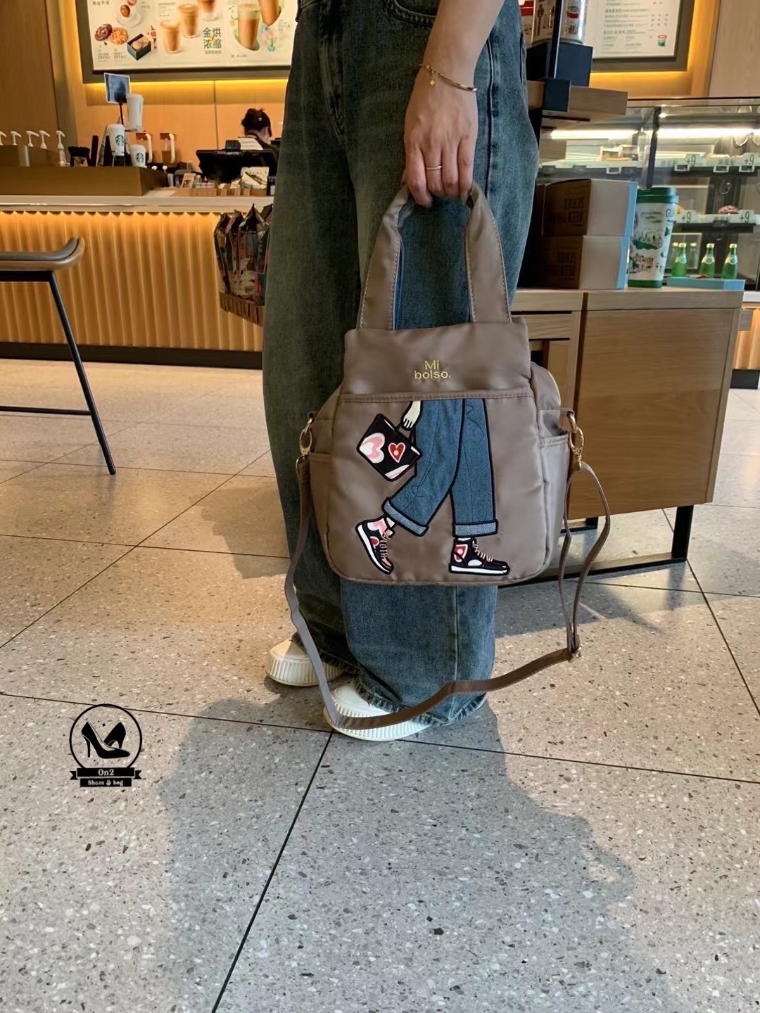 กระเป๋าเป้ได้ สะพายข้างได แบรนด์ miss zapatos วัสดุตัวกระเป๋าทำจากผ้ากันน้ำอย่างดี water proof อะไหล่สีเงิน ด้านบนเป็นปากซิป ด้านหน้า และด้านหลังมีช่องซิป ด้านข้างมีช่องใส่ของ งานจริงน่าใช้มาก สายกระเป๋าสะพายทำเป็นเป้ได้ หรือทำเป็น crossbody bag ก็ได้นะคะ