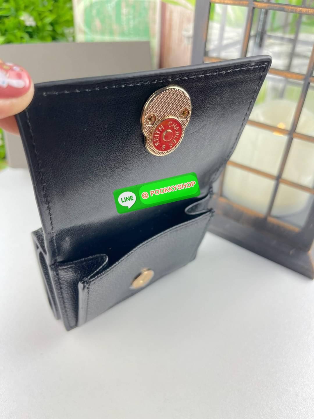 Charles & Keith Blair Metallic-Accent Short Wallet กระเป๋าสตางค์รูปทรงสี่เหลี่ยมจัตุรัส ดีเทลเด่นที่ตัวโลหะด้านหน้า ตัวกระเป๋าพกพาง่ายจะใส่ในกระเป๋าสะพายก็ไม่เปลืองพื้นที่ ดีไซน์สวยดูหรูหราด้วยการตกแต่งกระดุมโลหะสีทอง มีช่องใส่เหรียญ ช่องใหญ่เปิดปิดแบบกระ