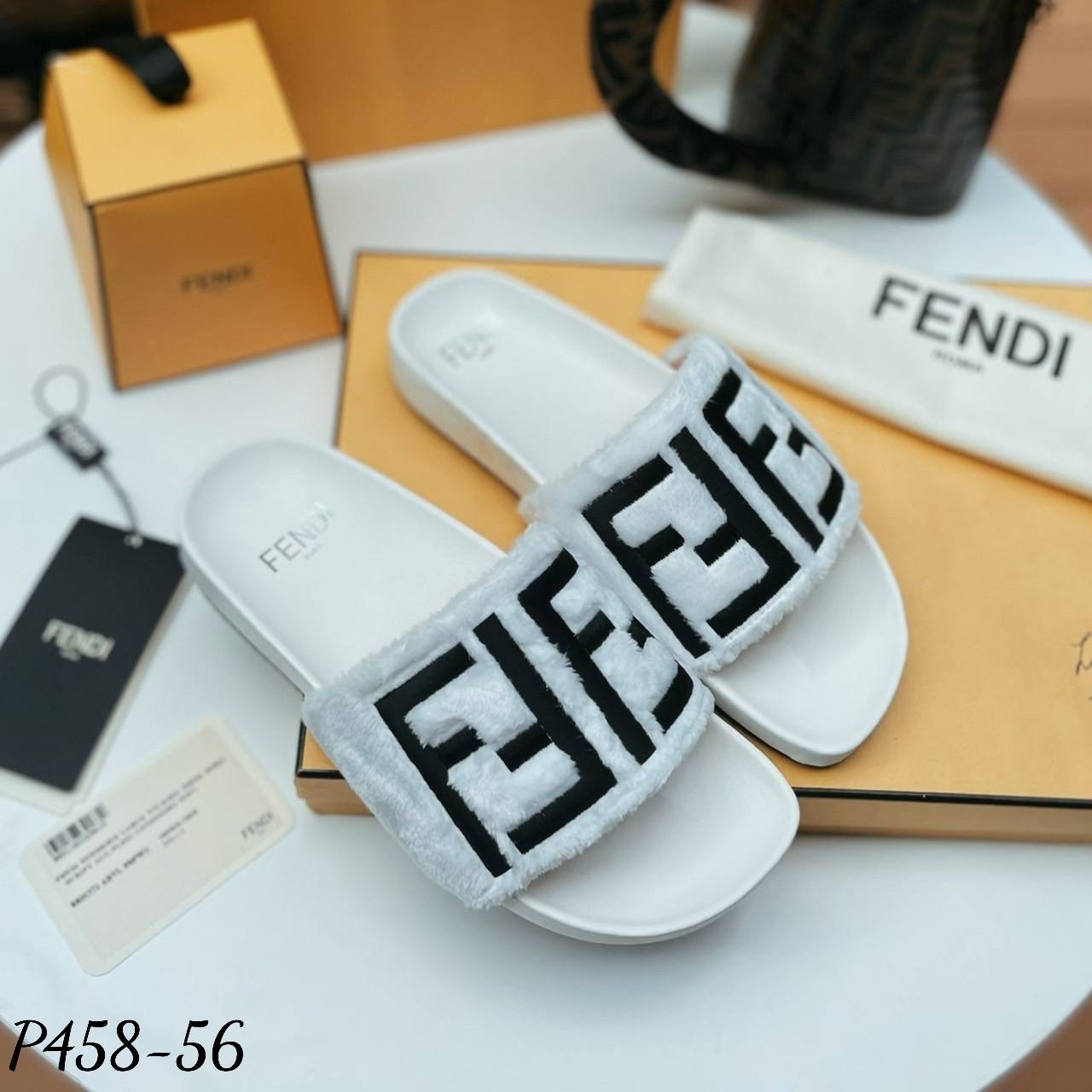 พร้อมส่ง งานมาใหม่ล่าสุดเลยค๊า รองเท้าแตะ ส้นแบน งานFe ndi. ขนเฟอร์นุ่มๆ งานปักโลโก้ น่ารักมากกกๆ ค่ะ นุ่ม ใส่สบาย มาไม่มากน้า รีบจัดเลยค๊า