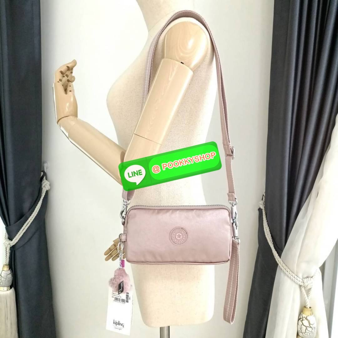 KIPLING 3 Monkey program Seoul up clutch & sling bag กระเป๋าคล้องมือ หรือ สะพายข้าง ขนาดเล็ก วัสดุ Nylon & Polyester 100% ใช้งานได้ 2 รูปแบบ มีสายสลับเปลี่ยนได้ทั้งแบบคล้องมือหรือสะพายข้าง เปิด-ปิดด้วยซิป ช่องหลักโล่ง มีช่องใส่บัตรด้านข้าง 6 ช่อง และช่องด