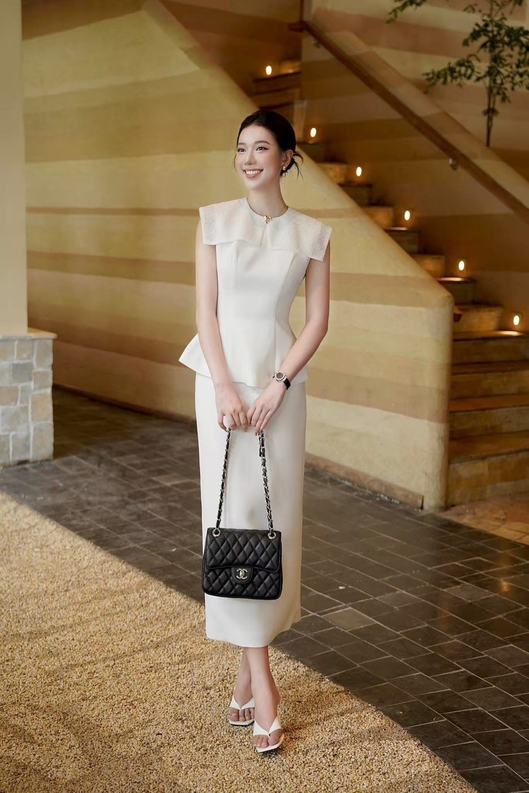 ชุดเซทแฟชั่นSet 2 ชิ้น เสื้อ+ กระโปรงยาว เสื้อแขนกุดสีขาวมีปกเสื้อแบบมีเท็กซ์เจอร์และแต่งอ่ะไหล่สีทอง