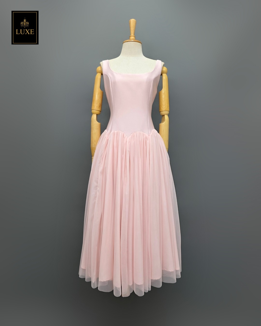 เดรสแฟชั่น เดรสเสื้อกล้ามทรงเข้ารูป กระโปรงบานจีบรูดทรงวงกลม