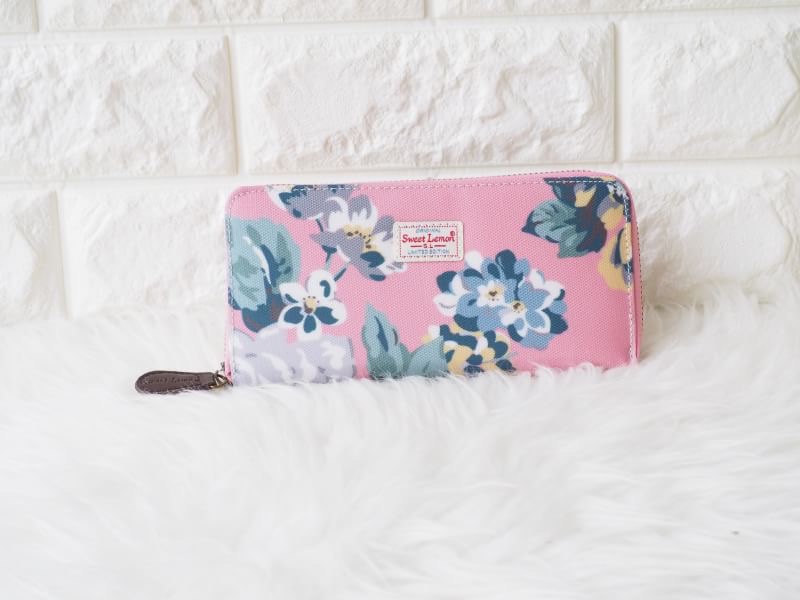 กระเป๋าสตางค์ใบยาว ลายเข้าใหม่ ✔️ทรงยาว 1 ซิบ เสริมดวงให้เก็บเงินได้ดี ✔️ใส่ธนบัตรได้ไม่ต้องพับ เรียงกันสวยงาม ✔️8 ช่องใส่บัตร + 2 ช่องใหญ่ ✔️1 ช่องซิบใส่เหรียญ