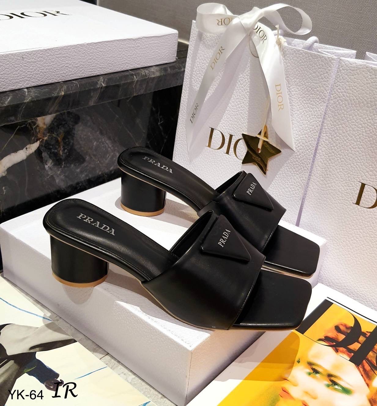 แบบขายดี!!! พร้อมส่ง Prada รุ่นใหม่ปังมากจ่ะแต่งโลโก้แบรนด์ พื้นหนางานดีเดินไม่เยกเยก ปั้มแบรนด์ ส้นกระบอกกบม 2.5 นิ้ว ใส่สวยมากค่าช่วงนี้