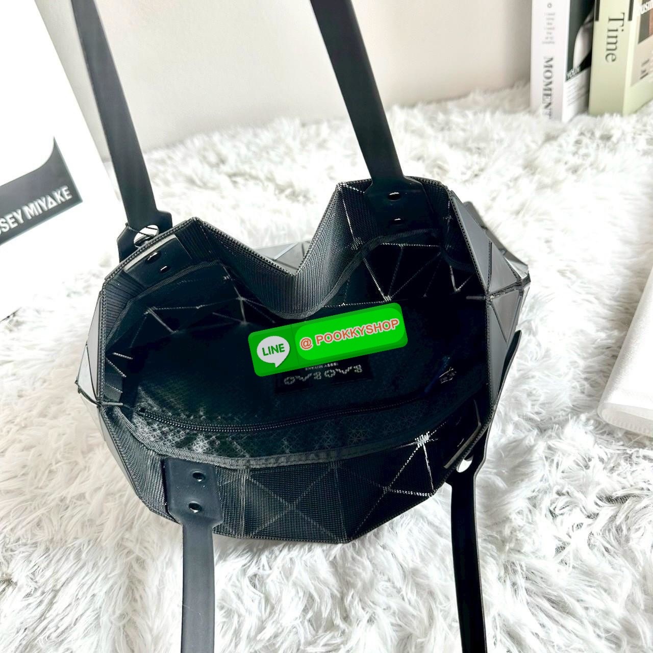 BAOBAO ISSEY MIYAKE QUATRO กระเป๋าไอคอนิกที่ไม่เคยตกเทรนด์! เรียบหรู แต่มีดีไซน์สะดุดตา โครงสร้างสามเหลี่ยมเอกลักษณ์เฉพาะของแบรนด์ ด้านในบุผ้า มีช่องซิปสำหรับเก็บของ น้ำหนักเบา สะพายสบาย ใส่ของได้เยอะมาก