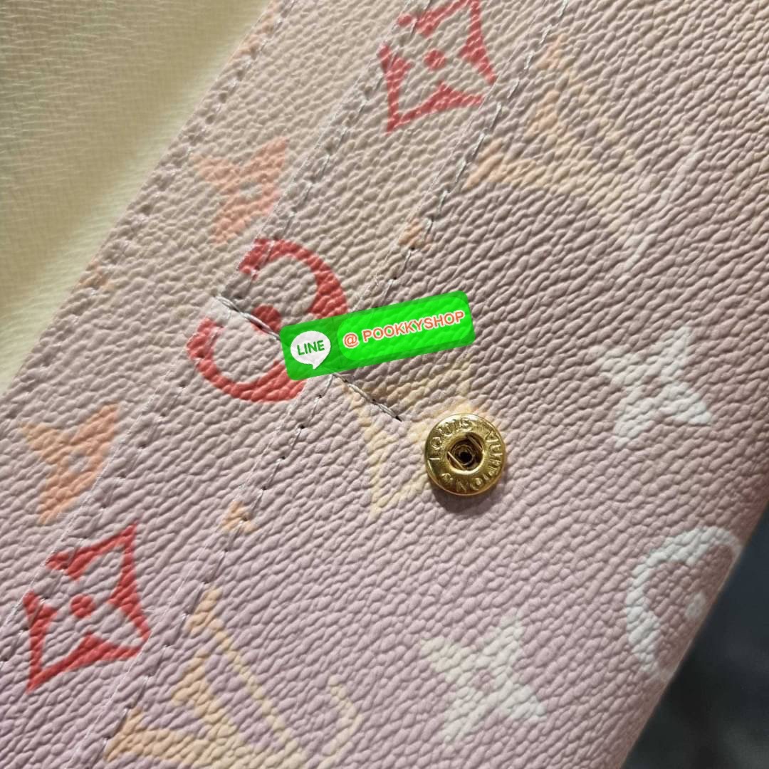NEW IN!! LV long flap wallet with gwp กระเป๋าสตางค์พรีเมี่ยมกิ๊ฟ แบบพับ ดีไซน์ล่าสุด หวานๆสวยๆ น่าใช้มาก ใบยาวขนาดกำลังเหมาะมือ ถือแล้วขับผิว โดดเด่นด้วยสไตล์การไล่เฉดสีโทนละมุน ดูโดดเด่นไม่เหมือนใคร วัสดุหนังแคนวาส ทนทาน เปิด-ปิดด้วยกระดุม ภายในมีช่องใส่