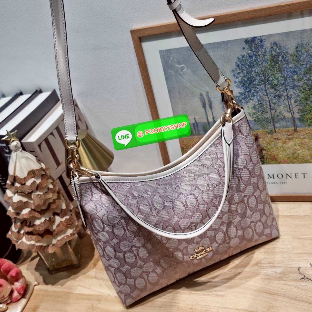 Coach CBS71 Laurel Signature shoulder bag มาใหม่เลย! กับกระเป๋าสะพายทรงยอดฮิต ในโทนสีน่ารักสุดจะคิวท์ มีให้ทั้งสายคล้องไหล่ และสายสะพายข้าง ใช้แมทช์ได้กับทุกลุคทุกสไตล์ ภายในเป็นช่องโล่ง มีซิปและช่องย่อย จุของได้เยอะกว่าที่เห็นมากๆ