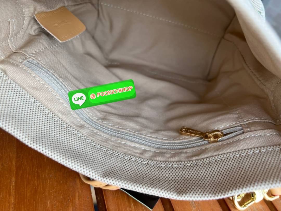 Longchamp Roseau Essential Fleurs กระเป๋าทรงถังขนาดเล็ก วัสดุผ้าฝ้าย ลายปักษ์ดอกกุหลาบ Roseau เป็นคอลเล็คชั่นที่สดใสและเรียบง่าย ซับในสีพื้น อะไหล่สีทอง น้ำหนักเบา จุของได้เยอะ มีสายสะพายไล่ ถอดสายได้ Crossbody ได้