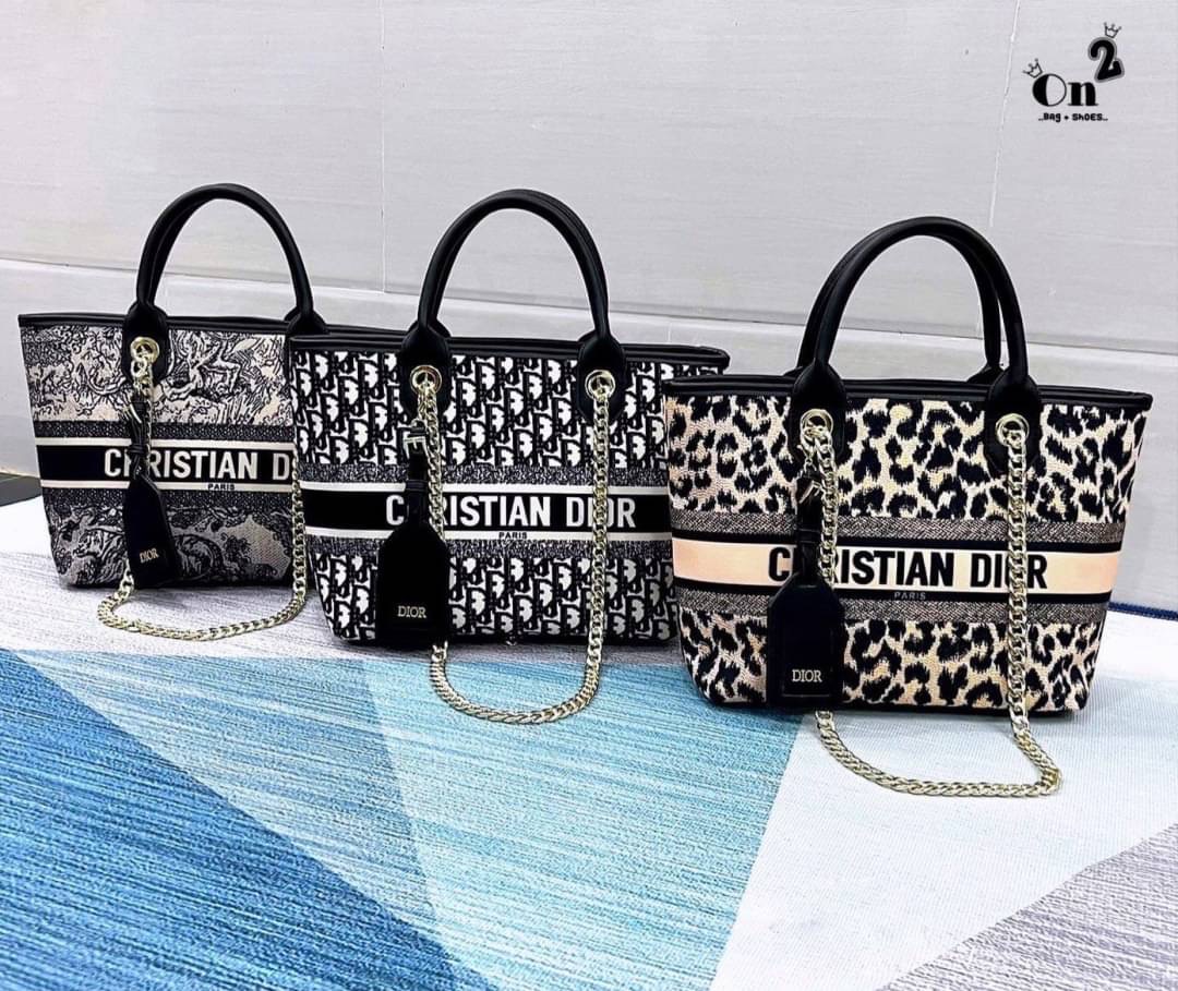 Dior Christian 🎁🎁มาแล้วค่ะdior christian สำหรับใครที่รอรุ่นนี้ ลายมาใหม่ ขนาดใหญ่ กำลังพอดีใส่ของได้เยอะ ตัวกระเป๋าผลิตจากผ้าทออย่างดีแน่นหนา ปั๊มแบรนด์ทุกจุด