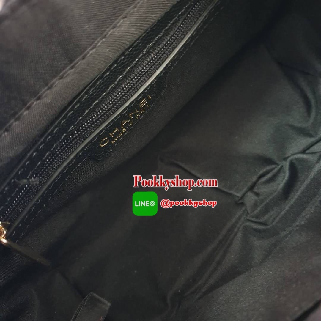 NEW ARRIVAL!! CHANEL VIP GIFT SHOULDER BAG รุ่น Limitedจากงาน VIP GIFT(GWP) ของแท้100% วัสดุหนังคาเวียร์เต็มใบ เปิดปิดด้วยซิปอะไหล่ทอง ด้านในใส่ของได้เยอะ มาพร้อมสายสะพาย2สายแบบ ทั้งสายโซ่สลับหนังและสายกนังคาเวียร์ ถนอมไหล่ ถอดออกได้ สวยหรูในราคาที่เอื้อม