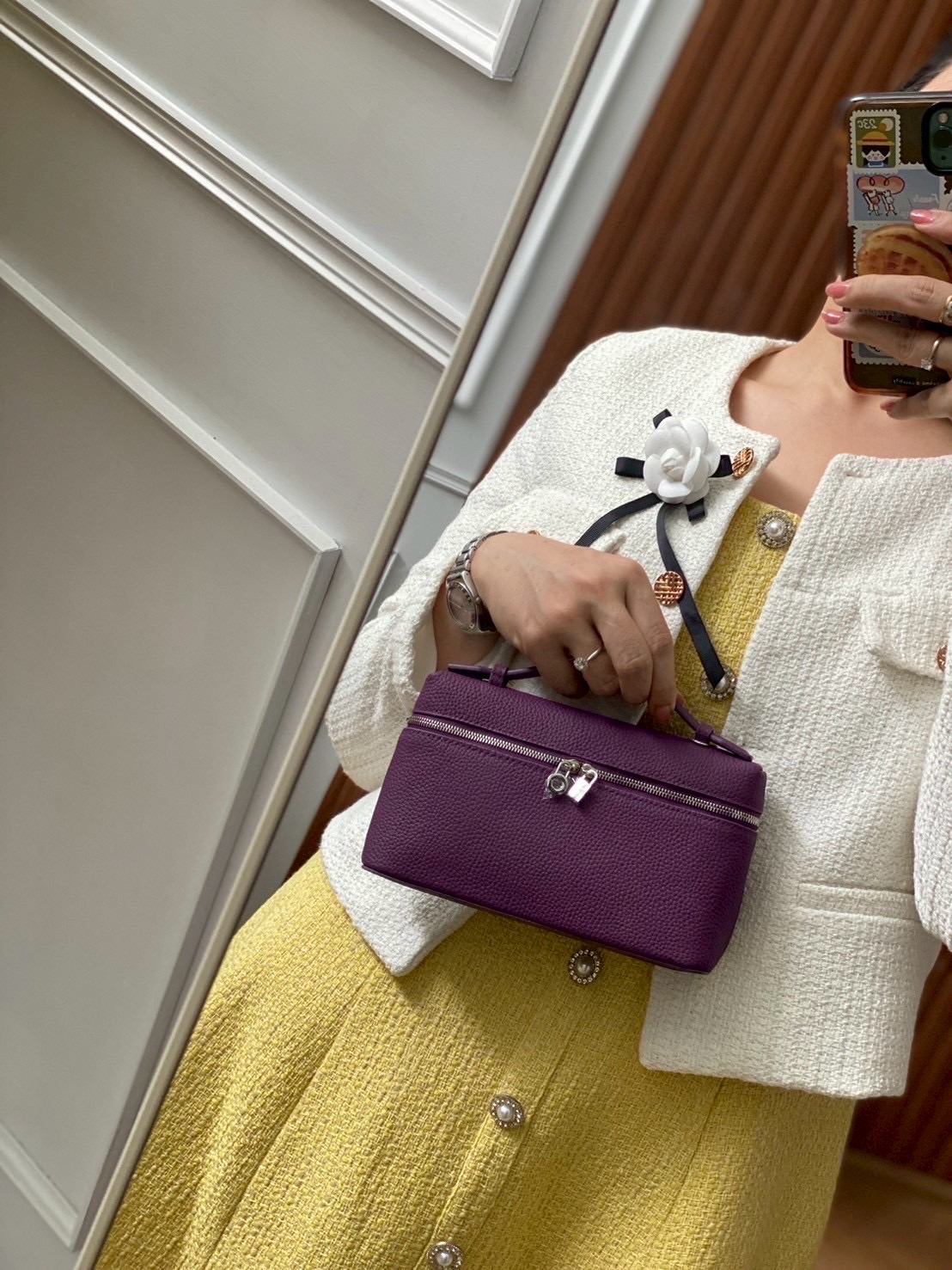 LP กระเเสเรียบหรูดูเเพงเเบบไม่ตะโกน ต้องยกให้รุ่นนี้เลยค่า งานตัดเย็บสวยมากกก เป็นหนังวัวเเท้ สัมผัสดีมากก จุของให้ครบ มือถือใส่ได้ทุกรุ่น มาพร้อมสายสะพายยาว