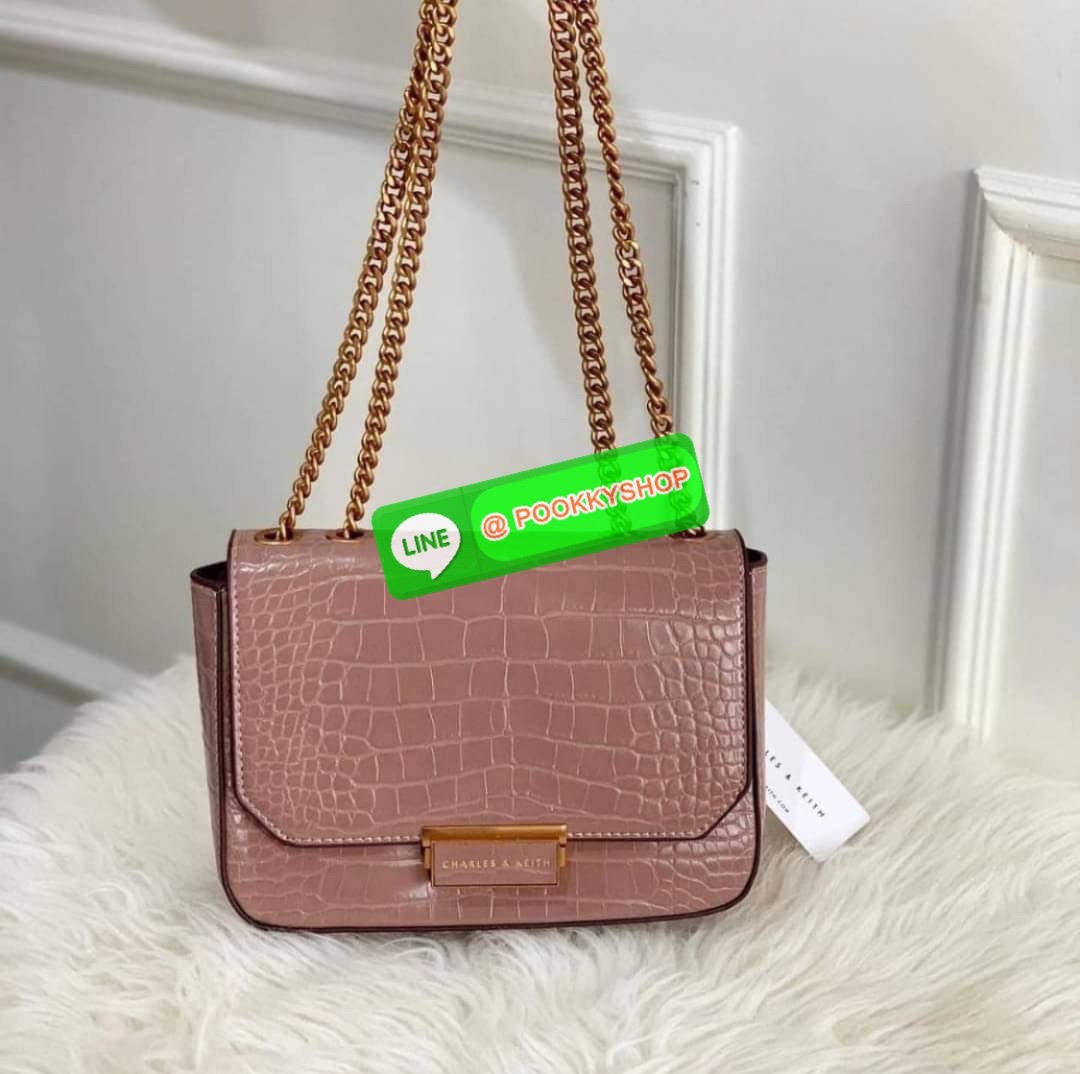 แท้ Outlet Charles&Keith ลายหนังจระเข้ ผิวเงา เปิดปิดแบบบีบคลายล็อค ภายในมีช่องซิป ด้านหลังมีช่องย่อย สะพายสายคู่หรือสายเดี่ยวได้ น้ำหนักเบา