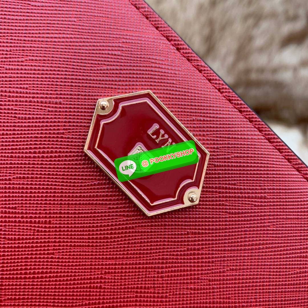 Lyn Wallet กระเป๋าตังLYN ขนาดใบกลาง ด้านหน้าติดโลโก้แบรนด์ ด้านในมีช่องใส่บัตร8ช่อง ช่องใส่ธนบัตรและช่องซิบแยกใส่เหรียญ ตัวจับซิบปั๊มแบรนด์ ใครกำลังมองหากระเป๋าสตางค์สีเรียบๆชิคๆแนะนำค่ะ