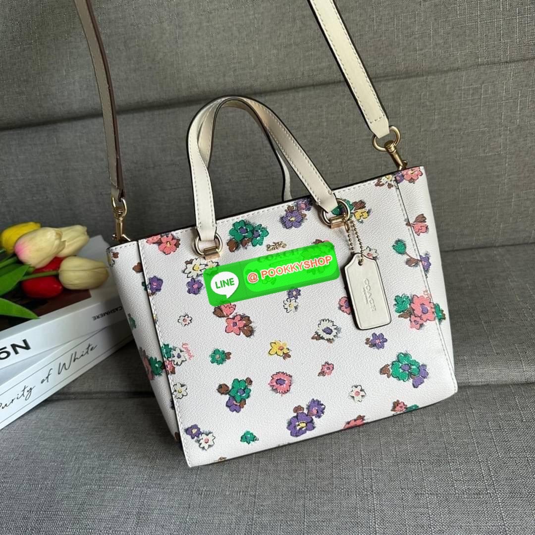 Coach Alice Satchel In Signature Canvas ( coach ca224) กระเป๋าสะพายข้าง ดีไซต์จากแบรนด์เรียบหรู สะพายได้ทุกโอกาส วัสดุหนังแท้ หูจับและสายหนังแท้ เปิดปิดด้วยซิป ภายในกระเป๋าช่องโล่ง ใส่ของได้เยอะ มีช่องเล็ก 1 ช่อง ซับในผ้า มีฐานรอง สายถอดได้ สามารถสะพายไหล