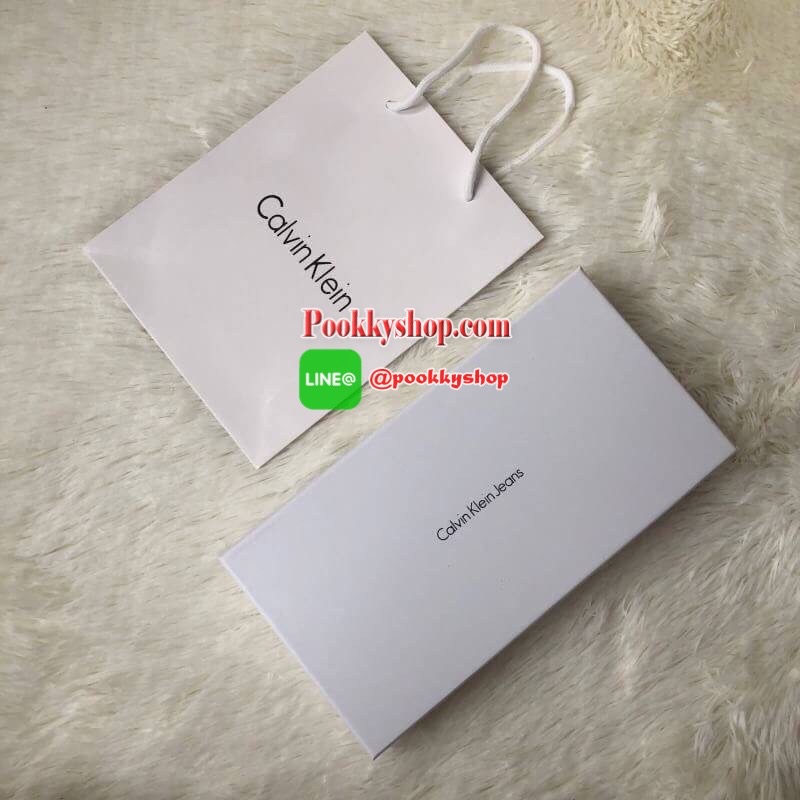 Calvin Klein Leather Belt & Wallet Set Setกระเป๋าสตางค์+เข็มขัด กระเป๋าสตางค์ด้านหน้าปั๊มชื่อแบรนด์ มีช่องใส่บัตร ช่องใส่ธนบัตร 2 ช่อง และช่องเก็บเหรียญ เข็มขัดหนังแท้ปั๊มแบรนด์ สามารถสลับใช้ได้ทั้ง 2 ด้าน เข็มขัดปรับระดับได้ 5 ระดับ มาพร้อมที่เจาะรูจ้า