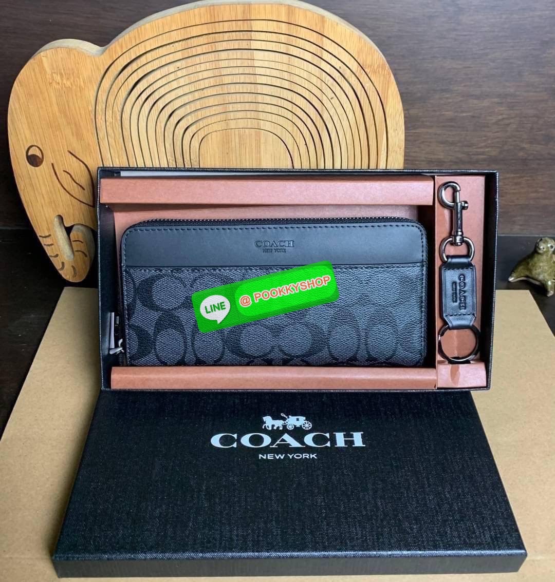 COACH ACCORDION ZIP WALLET IN SIGNATURE CANVAS กระเป๋าสตางค์ใบยาว ซิปรอบ ใช้งานง่าย ด้วยฟังค์ชั้น ด้านใน ใส่บัตรได้จุใจ มีช่องซิปใส่เหรียญตรงกลาง โดนใจหลายๆคนไปเรียบร้อยและคลาสสิค เรียบหรูดูแพงตลอดกาล ยกให้รุ่นนี้เลย