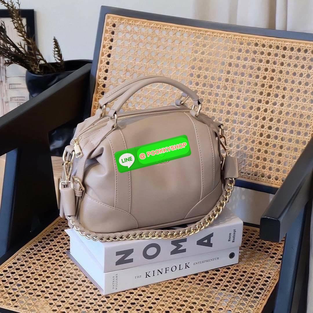 รุ่นขายดีเข้าเพิ่มนะคะ KEEP รุ่น ‘ Ella ‘ bag ทรง Pillow ( ทรงหมอน ) ที่สาวๆ ถามหา กลับมาแล้วค่า พร้อมฟังก์ชันจัดเต็มเหมือนเดิม ใบนี้ size M ใส่ กระเป๋าสตางค์ยาวได้ ใส่ไอแพดได้ ใครต้องการกระเป๋าที่ใช้ได้ทุกวัน ใส่ของครบ แอดมินแนะนำใบนี้เลยค่า สวย คุ้มแน่น