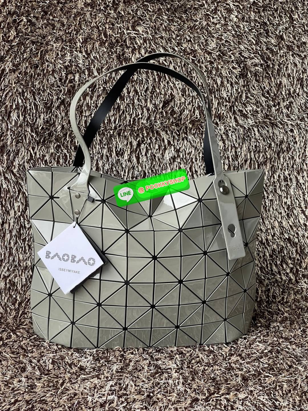 💕 Bao Bao Issey Miyake ROCK MATTE ซีรีส์นี้จะเป็นทรงสี่เหลี่ยมผืนผ้า มีซิปปิดด้านบน ถือเป็นรุ่นที่เหมาะกับการใช้งานในชีวิตประจำวัน สามารถพับมุมและบริเวณด้านล่างของกระเป๋าเพื่อเพิ่มความสะดวกสบายในการใช้งาน ทั้งยังช่วยให้วางกระเป๋าในแนวตั้งได้อีกด้ว