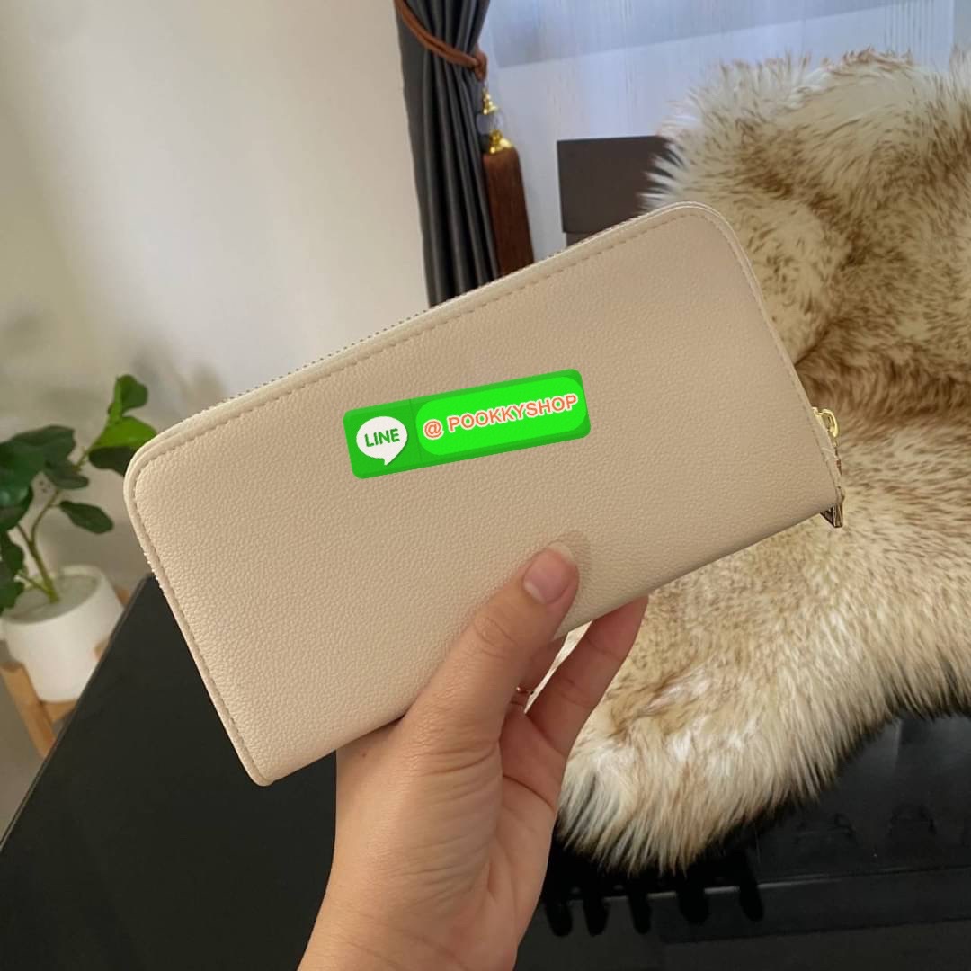 Guess Long Wallet กระเป๋าสตางค์ใบยาวซิปรอบหนังนิ่ม ด้านหน้าโดดเด่นด้วยกุญแจชื่อแบรนด์ รุ่นนี้มีสายคล้องมือมาให้ เพื่อใช้งานง่ายและสะดวกมากยิ่งขึ้น ด้านในมีช่องใส่ธนบัตร ช่องใส่บัตร และช่องซิปใส่เหรียญค่ะ