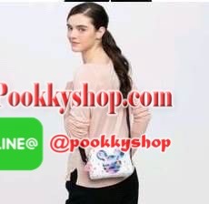 Kipling BRight Disney's Minnie Mouse And Mickey Mouse รุ่น crossbody น้ำหนักเบา วัสดุ100% Polyamide มีเหล่าบรรดามิคกี้และมินนี่ที่มาวาดลวดลายลงบนกระเป๋าให้ดูมีสีสัน ที่มีเอกลักษณ์เฉพาะตัว และยังเป็นรุ่นลิมิเต็ดเอดิชั่นฉลองครบ90ปีของวอลท์ดิสนีย์อีกด้ว