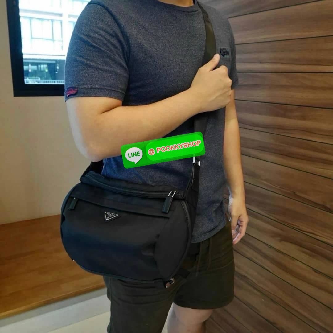 พร้อมมอบเป็นของขวัญให้คุณผู้ชาย! จากแบรนด์ PRADA ทรง MASSENGER วัสดุทำจากผ้าไนลอนอย่างหนาทั้งใบ กันน้ำได้ มีโลโก้แบรนด์อยู่ข้างหน้า ตัวกระเป๋าอยู่ทรง อะไหล่เงินทั้งใบ เปิดปิดชั้นนอกด้วยตัวล็อค ด้านในเป็นซิปรอบบุผ้าลายแบรนด์อย่างดี มีช่องซิปด้านใน และ โลโก