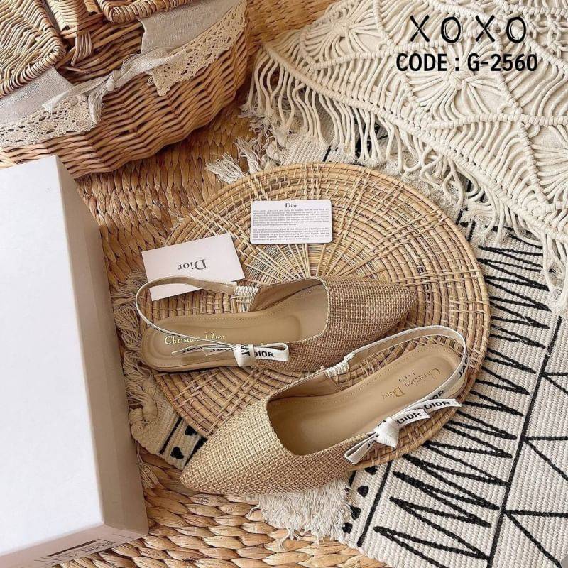 คัชชูหน้าวี เก็บทรงขาเรียวยาว มีมิติ ขาเรียวยาว วัสดุผ้ากระสอบ นุ่ม ใส่สบาย ด้านหลังเป็นสายปักลาย Christian Dior ปลายยางยืด สวยเก๋