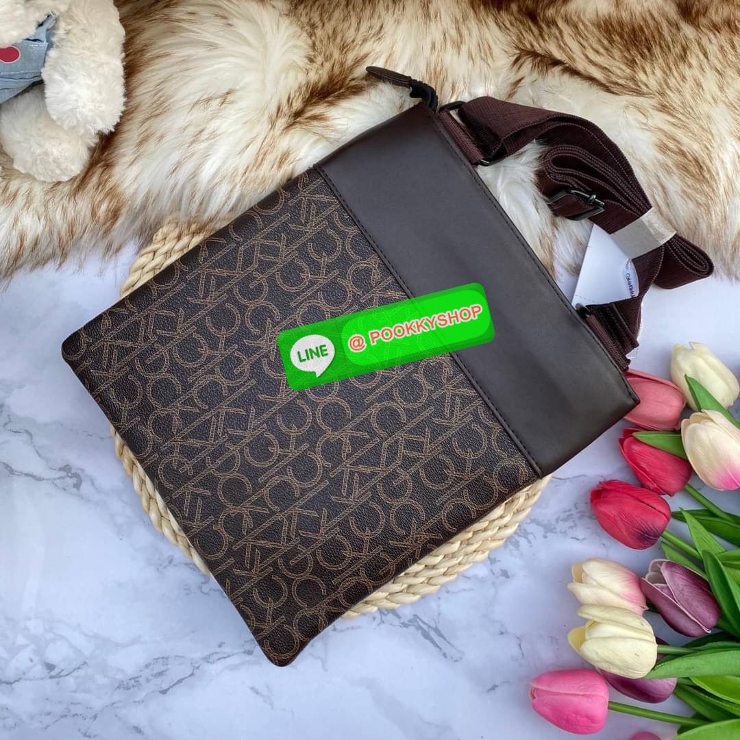 CALVIN KLEIN JEANS CROSSBODY BAG กระเป๋าสะพาย Ck Jeans รุ่น Limited Edition น่าสะสมค่ะ ลายแบรนด์เป็นซิกเนเจอร์รอบใบ เปิด-ปิดด้วยซิป ด้านในโล่งกว้างมีช่องซิปและช่องใส่ของจุกจิก ด้านหลังมีช่องซิปเก็บของอีก 1 ช่อง ขนาดกำลังดีใส่มือถือได้ทุกรุ่น สายสะพายปรับไ