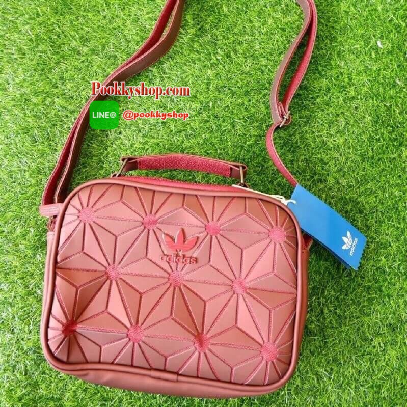 adidas mini airline bag *outlet* กระเป๋าสะพายข้างทรงสปอร์ต ด้านหน้าติดโลโก้แบรนด์ ดีไซน์ลาย 3D ด้านหลังเป็นหนังเรียบ มีช่องซิปสามารถใส่สิ่งของได้ รุ่นนี้เปิดปิดด้วยซิปคู่ ซิปปั๊มแบรนด์ทุกจุด ด้านในเป็นช่องกว้าง มีช่องซิป สายสะพายยาวสามารถปรับระดับได้ สาวก
