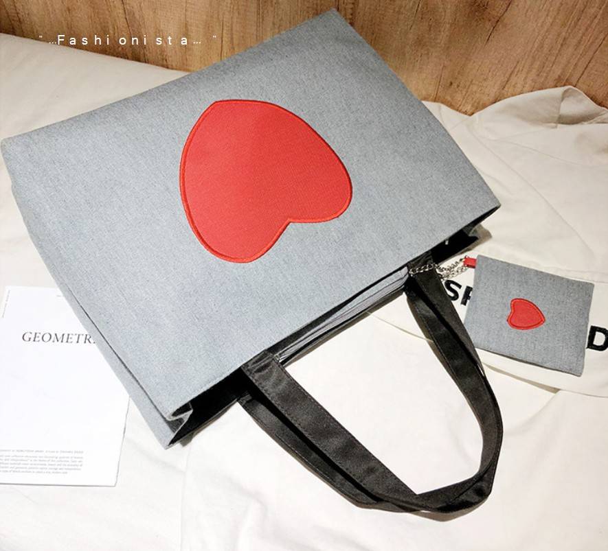 สินค้ามาใหม่พร้อมส่งค่ะ กระเป๋าสะพาย Dumplings Tote Bag วัสดุผ้าแคนวาสหนานุ่มเนื้อดี แต่งปักลายหัวใจสีคอนทราสสวยเด่น เปิดปิดด้วยซิป ด้านในเป็นช่องโล่งกว้างจุของได้เยอะมาก มีซิปผนังแยก มาพร้อมกระเป๋าห้อยใบเล็กเข้าชุด ใส่เหรียญใส่ของกระจุ๊กกระจิ๊กได้ค่ะ ปาก