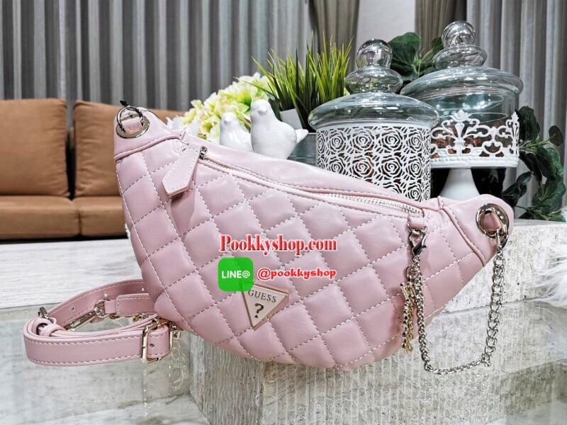 NEW ARRIVAL! Guess Kyli Fanny Pack Belt Bag 2019 กระเป๋าสะพาย/คาดเอว/คาดอกรุ่นใหม่ล่าสุดจาก GUESS FACTORY วัสดุหนังเเกะสังเคราะห์แบบนิ่มลายตารางเปิดปิดด้วยซิป ด้านหน้าประดับโซ่ห้อยโลโก้ดูมีดีเทล ด้านหลังมีช่องซิป ภายในมีโลโก้และช่องซิป สะพายได้หลายแบบไม่จ