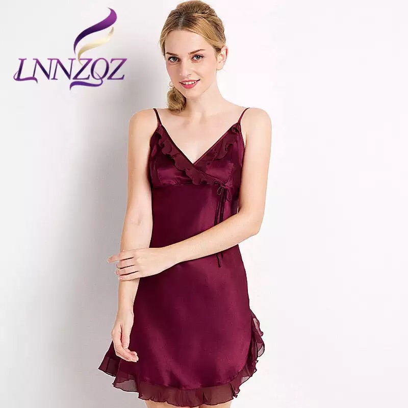 ชุดนอนผ้าไหม สีชมพูอ่อน เนื้อผ้าหรู แต่งระบายช่วงอก