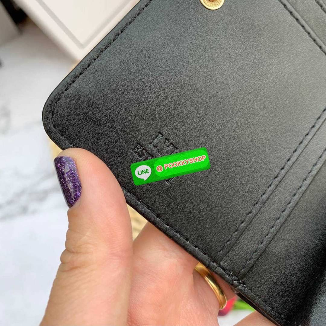 Lyn Wallet กระเป๋าตังLYN ขนาดใบกลาง ด้านหน้าติดโลโก้แบรนด์ ด้านในมีช่องใส่บัตร8ช่อง ช่องใส่ธนบัตรและช่องซิบแยกใส่เหรียญ ตัวจับซิบปั๊มแบรนด์ ใครกำลังมองหากระเป๋าสตางค์สีเรียบๆชิคๆแนะนำค่ะ