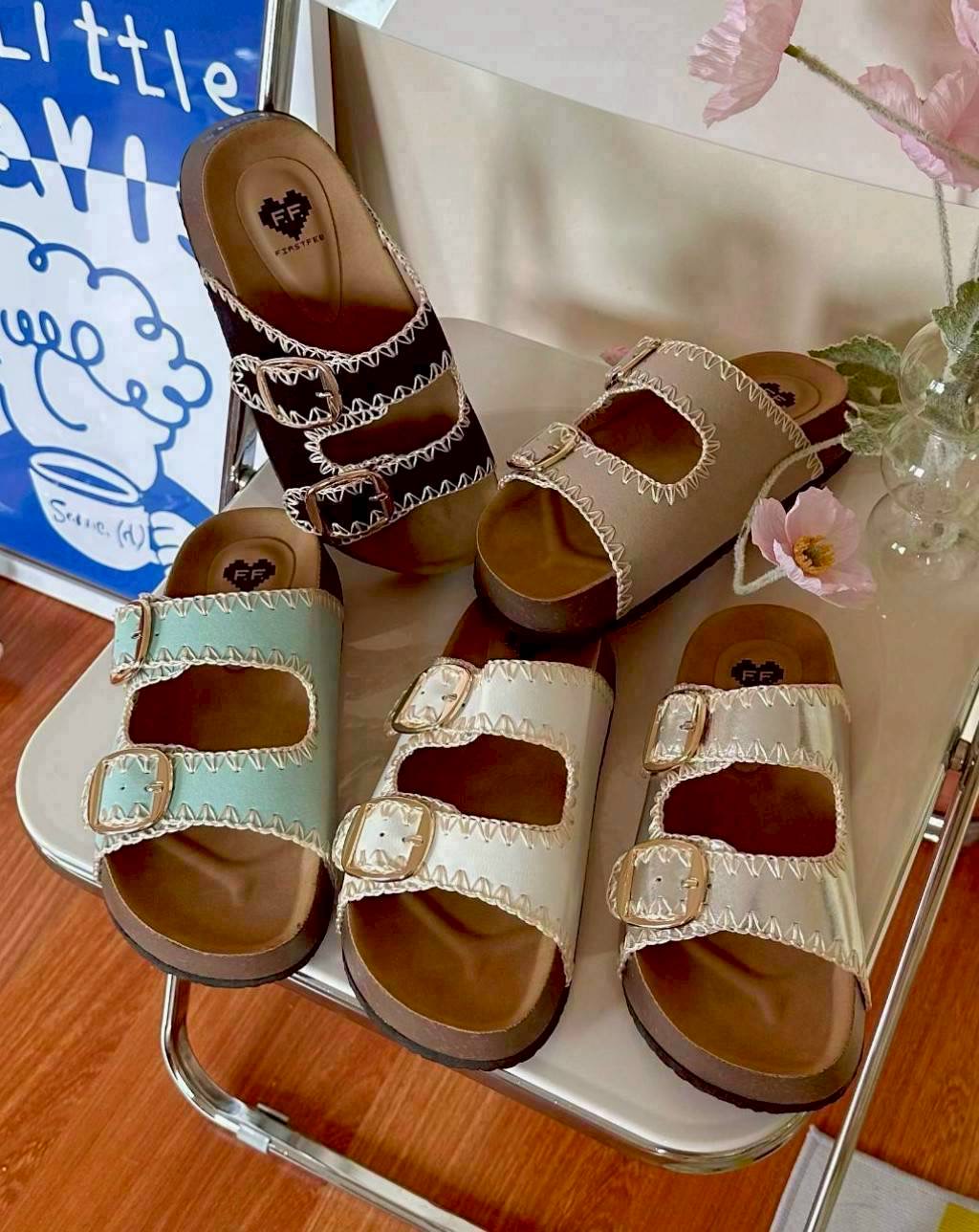 แบบมาใหม่ รองเท้าทรงไบเก้น ส้นหนา 1.5 นิ้ว เย็บตกแต่งลาย งานแฮนด์เมดช่างไทย พื้นเสริมฟองน้ำตรงส้นเท้า ใส่สบาย เข็มขัดปรับระดับเข้าออกได้ เป็นงานส้น PVC แต่งลายไม้ โดนน้ำได้ ไม่เหม็นอับ น้ำหนักเบา