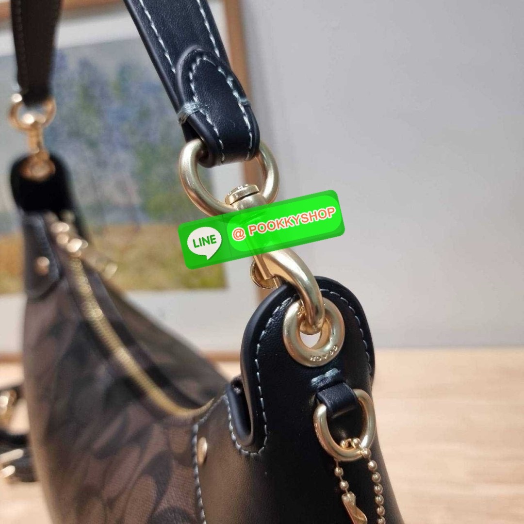 COACH CI791 MARA HOBO IN SIGNATURE CANVAS 🔆 Details รุ่นใหม่ พร้อมสีใหม่ก่อนใคร กับกระเป๋าสะพายทรงโฮโบ ใบใหญ่จุใจ ดีไซน์ออกมาให้รูปทรงดูหรู สุดพิเศษที่มีสายสะพายมาให้ถึง 2 แบบ เป็นสายสั้นสำหรับสะพายไหล่ และสายยาวสำหรับสะพายข้าง สามารถสลับใช้ได้ตาม